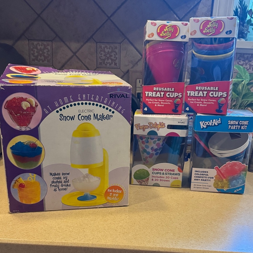 Rival Electric Snow Cone Maker - like NEW! Comes with over 100 cups! Used 1x